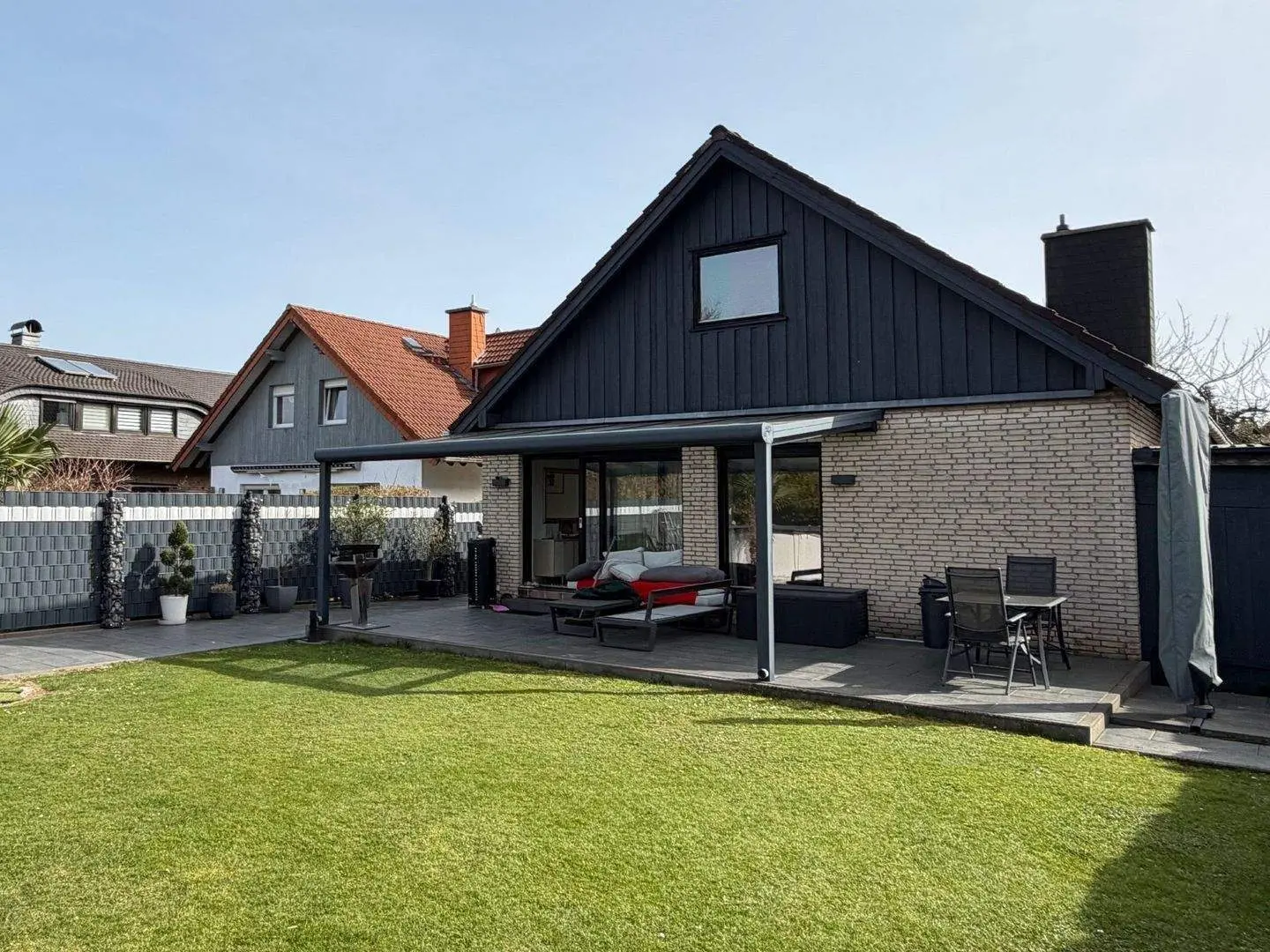 Einfamilienhaus mit Einliegerwohnung und Pool – Foto 2