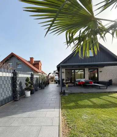 Einfamilienhaus mit Einliegerwohnung und Pool