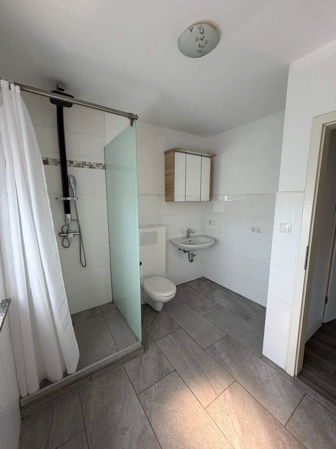 Wohnhaus mit Werkstätten und großem Grundstück – Foto 7