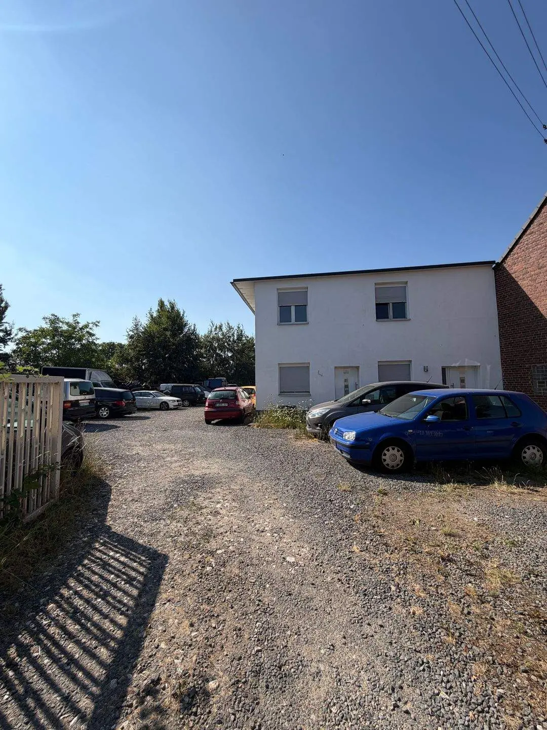 Wohnhaus mit Werkstätten und großem Grundstück