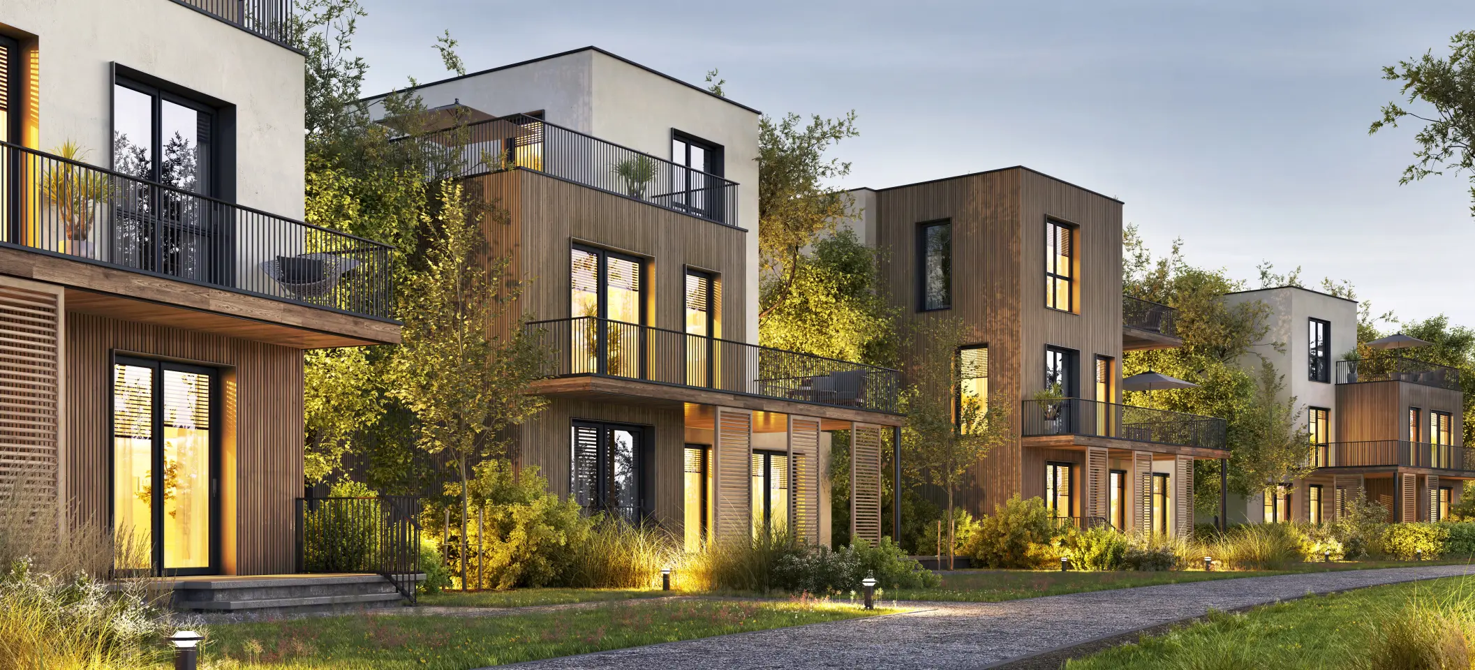 Moderne Wohnhäuser in Holzbauweise im Abendlicht