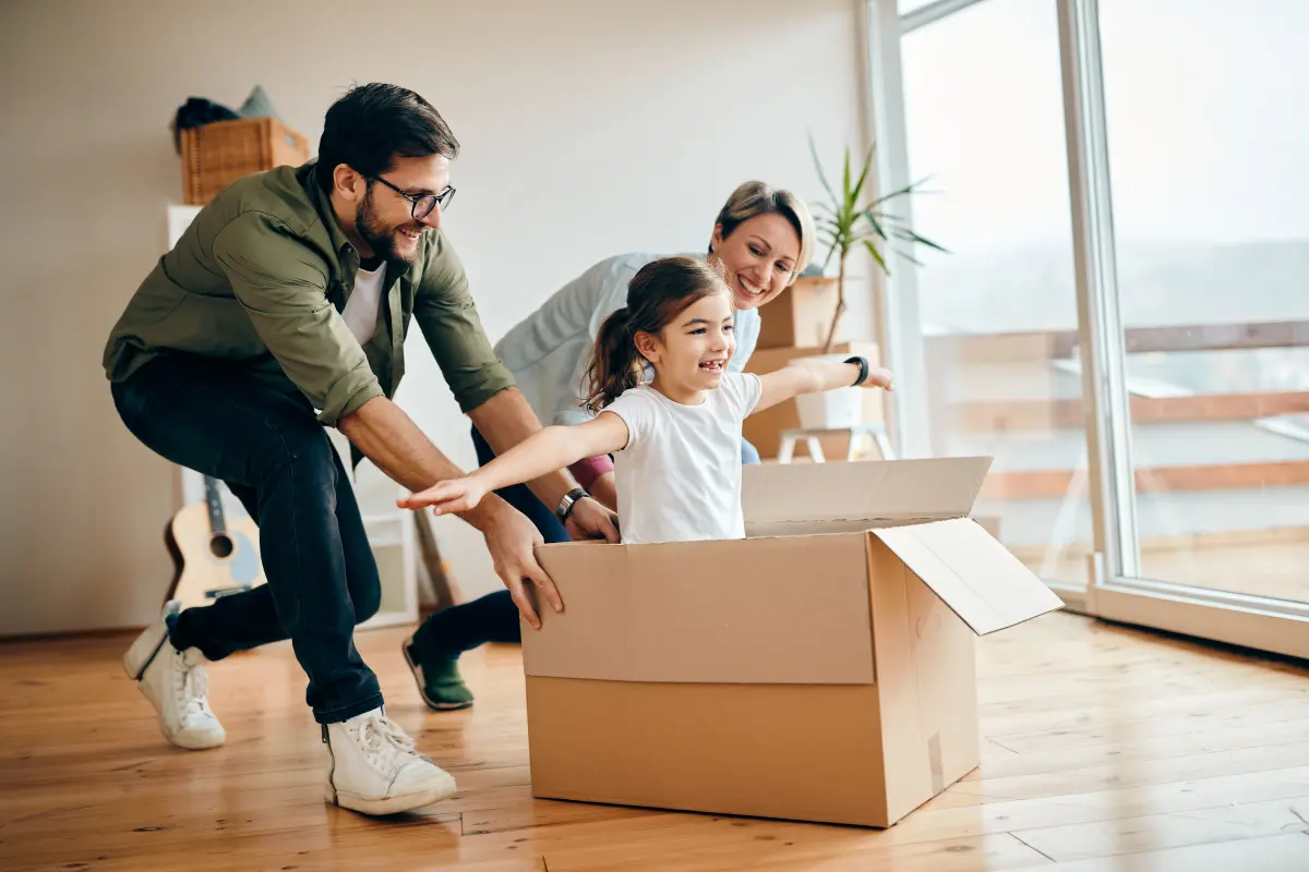 Familie beim Einzug in ihr neues Zuhause